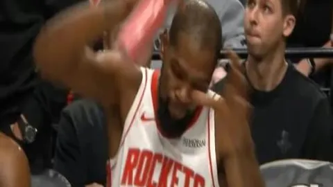 B费赠球衣慰藉轮椅球迷，队长温情传递真挚关怀